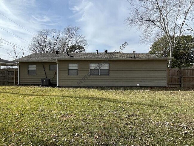 Building Photo - 4 Park Dr