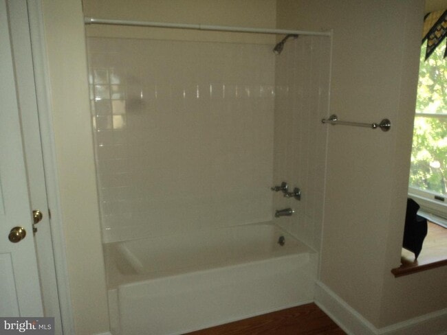 Building Photo - 5757 Poplar Ln