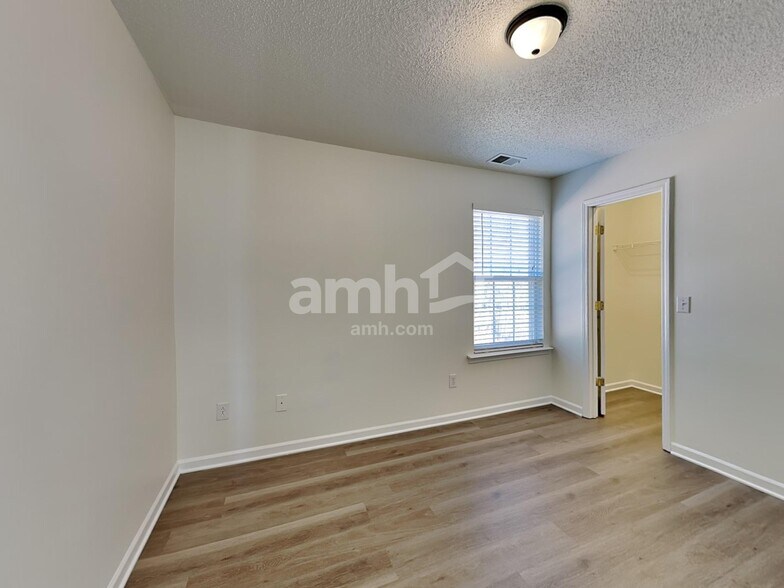 Building Photo - 112 Tiverton Woods Dr