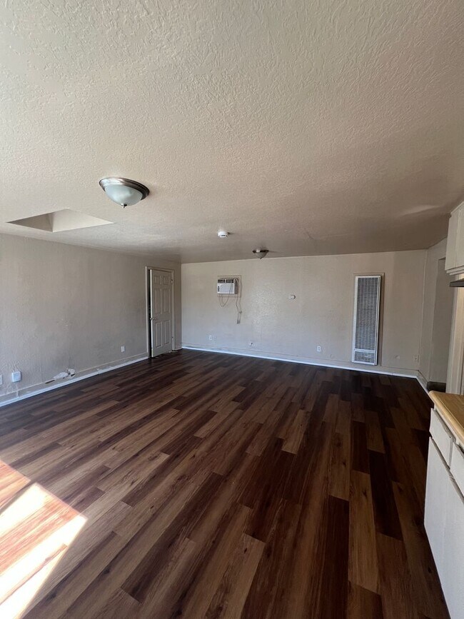 Building Photo - Charming 1-Bedroom Home with Modern Update...