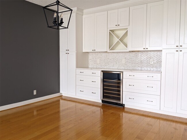 Building Photo - 5001 Woodway Dr