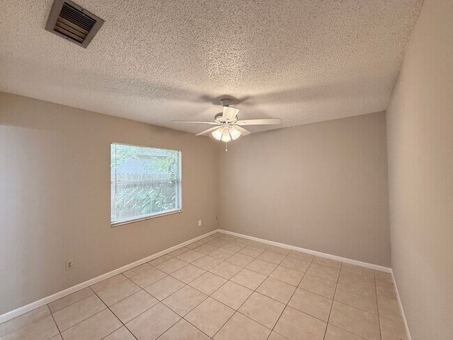 Building Photo - CUTE AFFORDABLE 2/2 DUPLEX off Michigan!