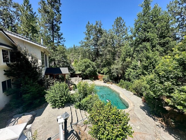Building Photo - Stunning 4 Bedroom 3 Bathroom House with a...