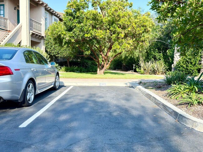 Building Photo - Upper Level Condo in Gated Community