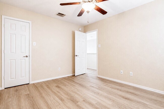Building Photo - 10311 Whisper Bluff Dr