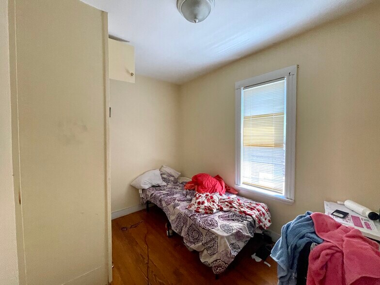 Building Photo - 49 Beech Glen St