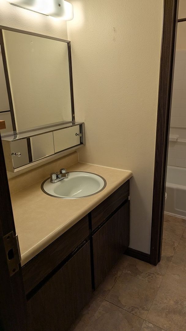 Building Photo - Bright & Spacious 2 Bed with Balcony in Prime Location