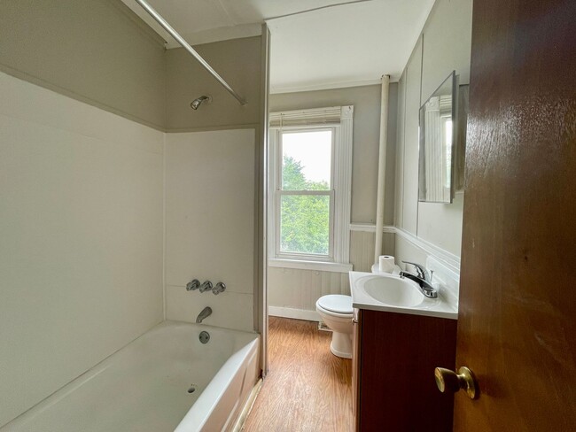 Building Photo - Spacious 4 Bedroom Twin FOR RENT in Bridge...