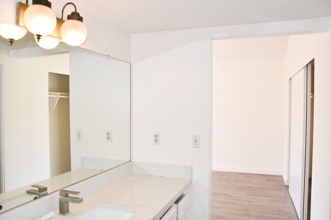 Building Photo - Cypress (125-127) South