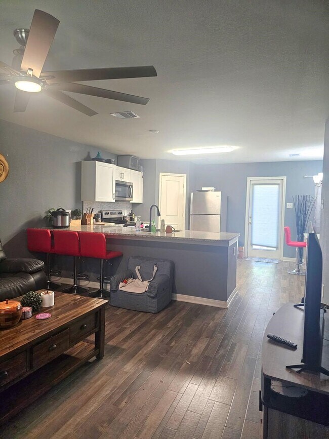 Building Photo - 1010 Cedar Point Dr