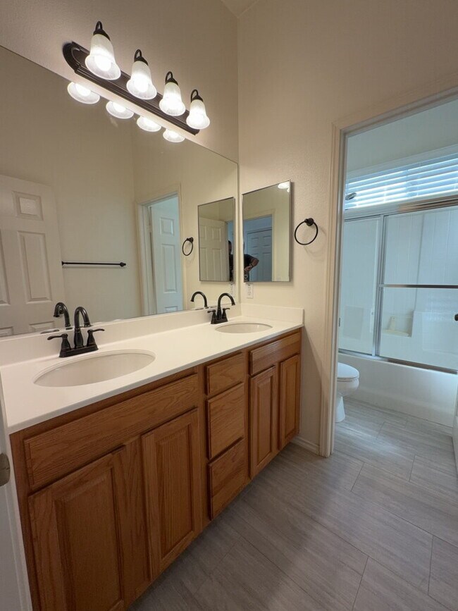 Building Photo - "Spacious  4-Bedroom Oasis in Riverside with 2 Full Baths and 2,470 Sq Ft of Comfort!" NO PETS AL...