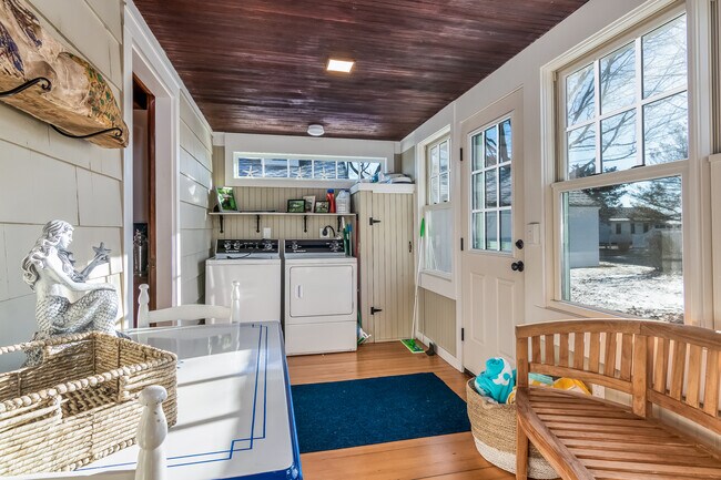 Building Photo - 121 Overshore Dr W