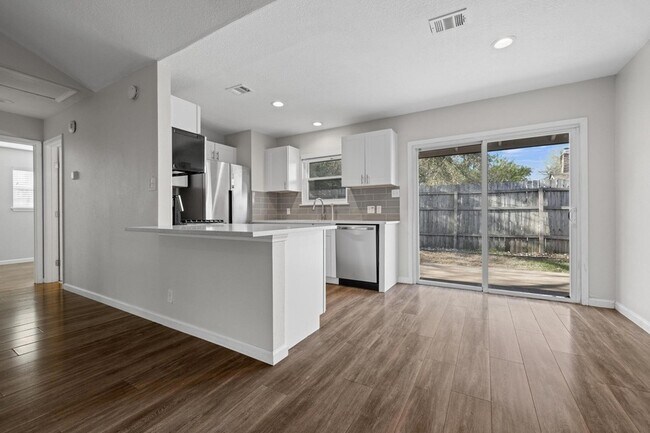 Building Photo - 3201 Mossrock Dr