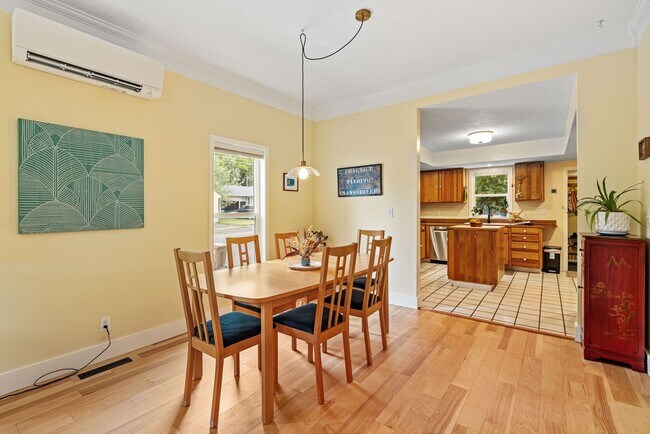 Building Photo - Fully Furnished Northside Bungalow Available for Month of August, 2026