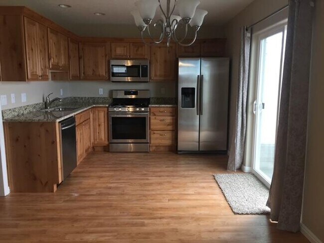 Building Photo - **Move-In Discount!** 3 Bed - 2.5 Bath Twin Home -Gemini Meadows