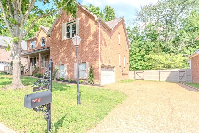 Building Photo - 5 Bedroom Home in Hermitage! Backs Up To T...