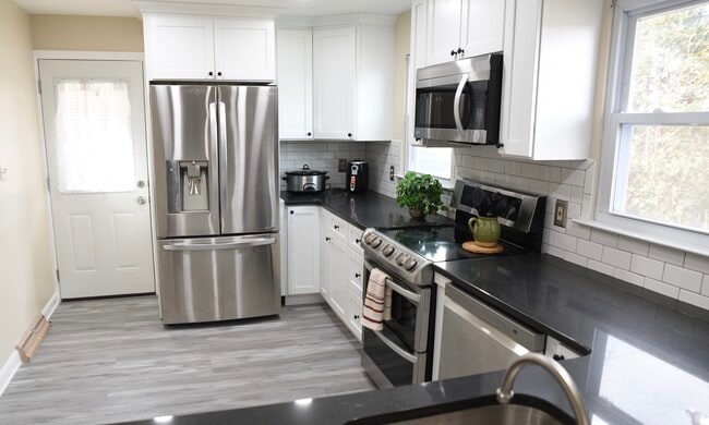 Building Photo - 2346 Pine St