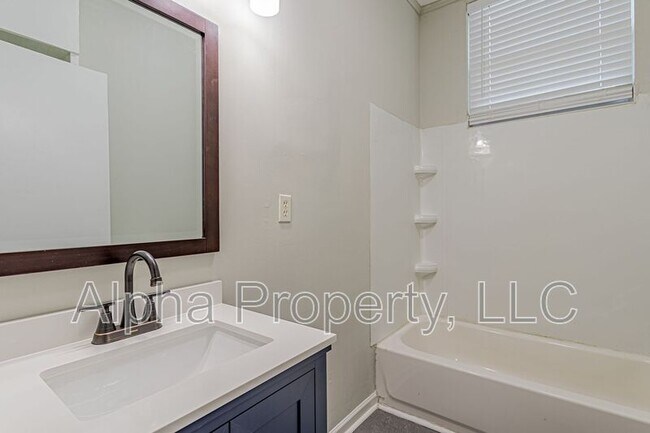 Building Photo - 10 Montana St