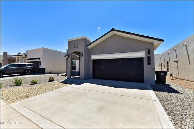 Building Photo - 13868 Paseo Perlas Dr