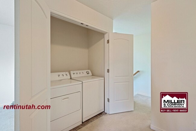 Building Photo - Cute Town House in gated community!!