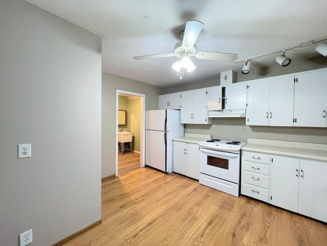 Building Photo - 2 bed brick home outside town
