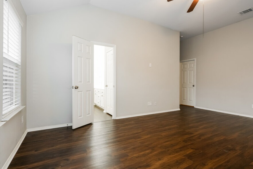 Building Photo - 12124 Rowsley Ln