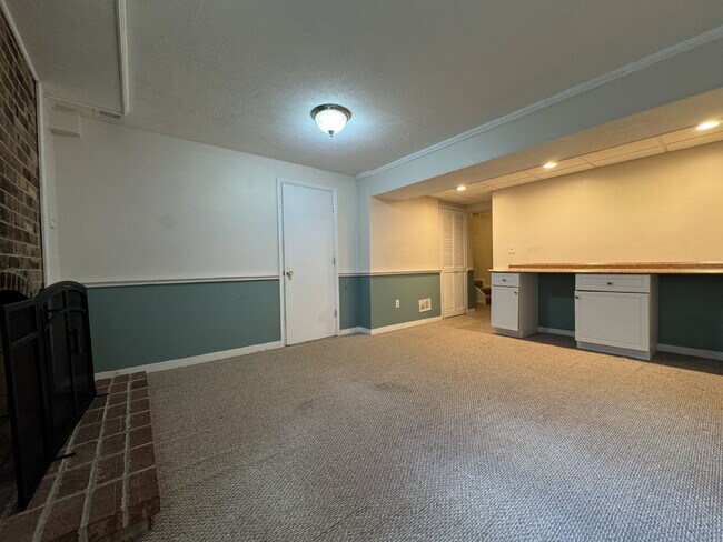 Building Photo - Delightful End-Unit Townhome in Courts of ...