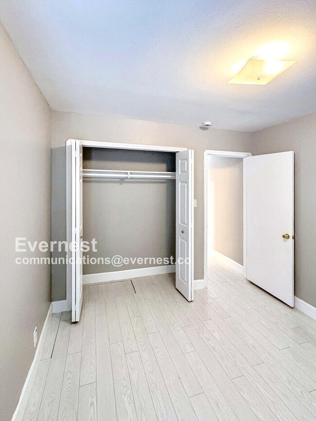 Building Photo - 924 Allerton St