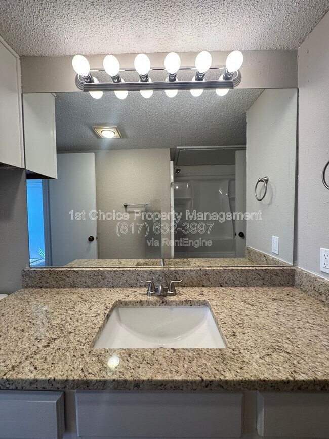 Building Photo - 7425 Kingswood Dr