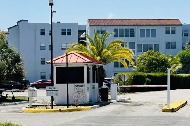 Building Photo - 2821 Somerset Dr