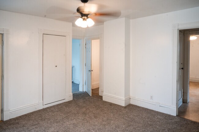 Building Photo - 556 Rose Ave E