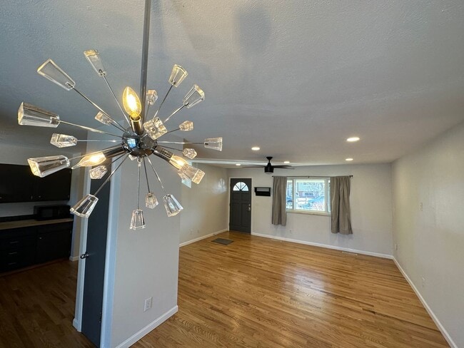 Building Photo - South Boulder Gem: 3 Bed, 2 Bath with Stunning Flatiron Views & Hardwood Flooring throughout!