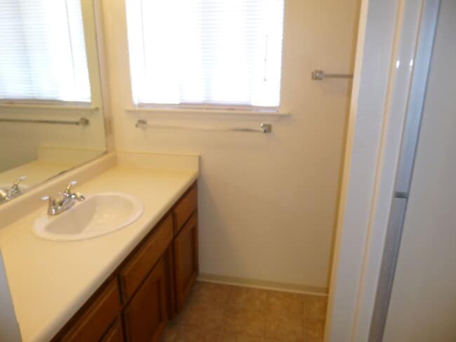 Building Photo - uni600