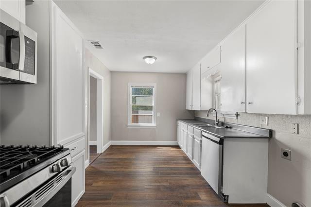 Building Photo - 421 W 6th St