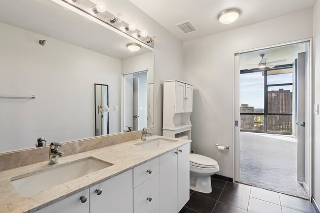 Building Photo - 235 W Van Buren St