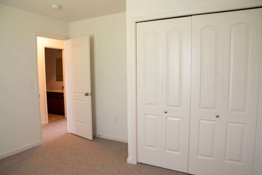 Building Photo - 635 Winding Ln
