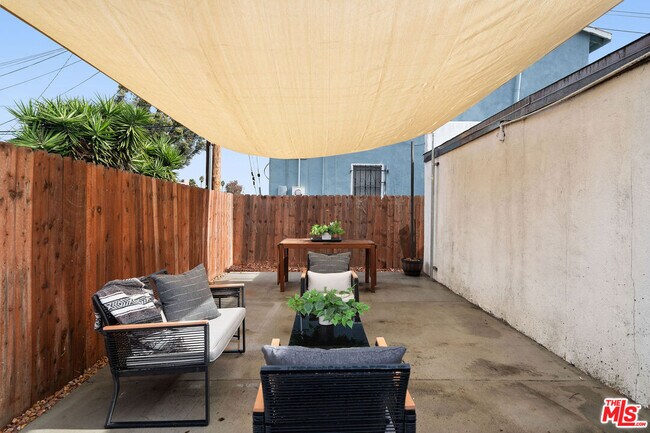 Building Photo - 607 W 111th Pl