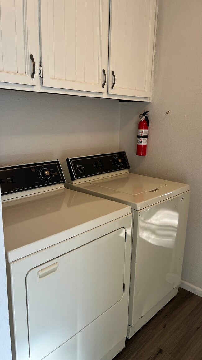 Building Photo - 12003 Lakeshore S