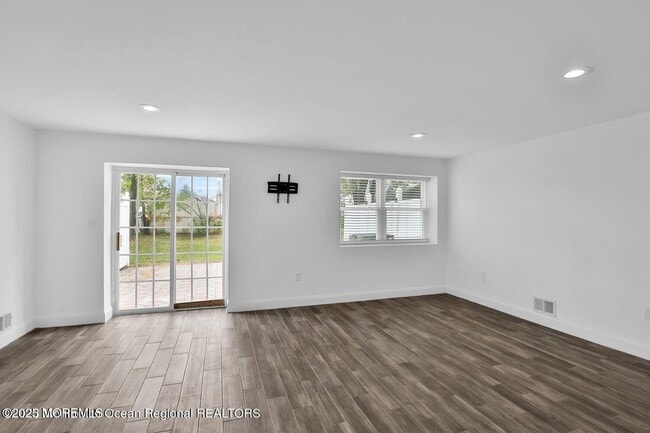 Building Photo - 578 Beachway Ave