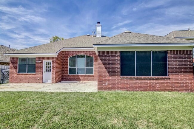 Building Photo - 20719 Medallion Pointe Dr