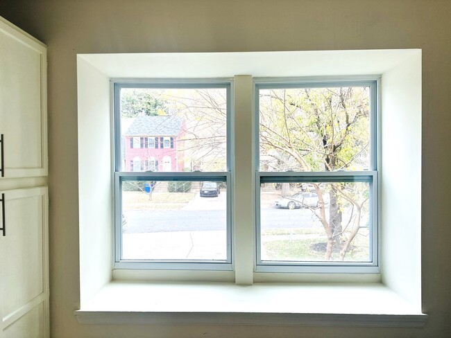 Bay-window, breakfast Nook - 949 Barton Oaks Pl