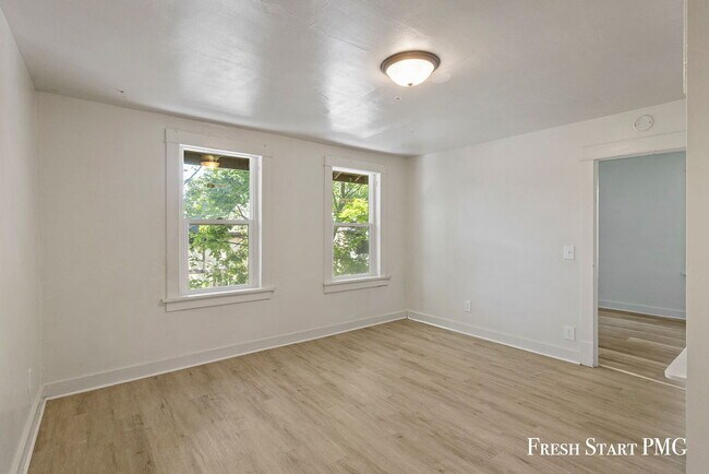 Building Photo - Inviting 1-Bedroom Unit with Natural Light...