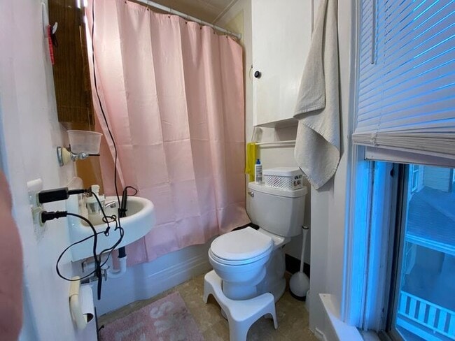 Building Photo - $6,000 | 8 Bedroom, 4 Bathroom Multi Floor...