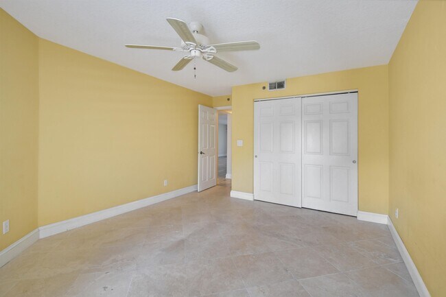 Building Photo - 324 Village Dr