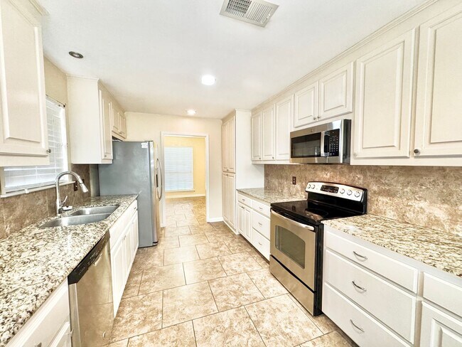 Building Photo - 1323 Tamari Dr
