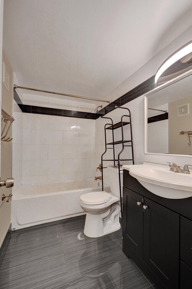 Building Photo - 200 Jacaranda Country Club Dr