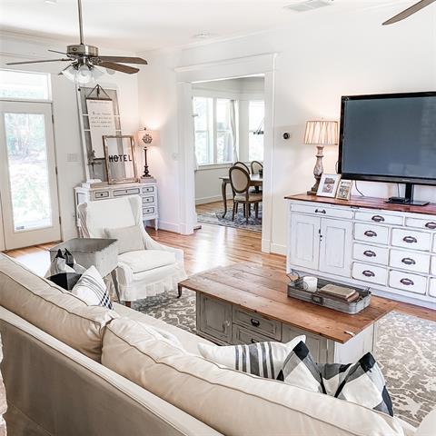 Building Photo - 581 Country Club Rd