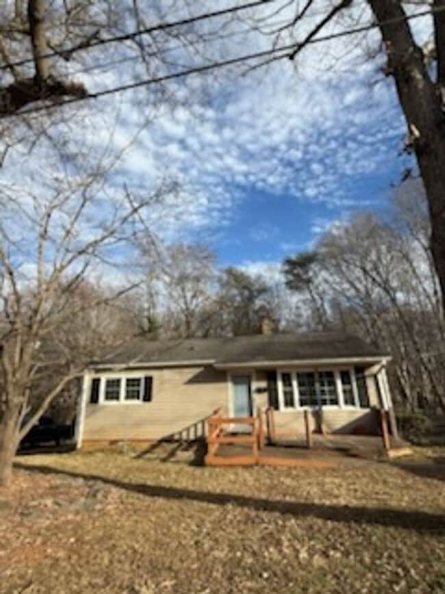 Building Photo - 3 bed, one bath house in Mebane