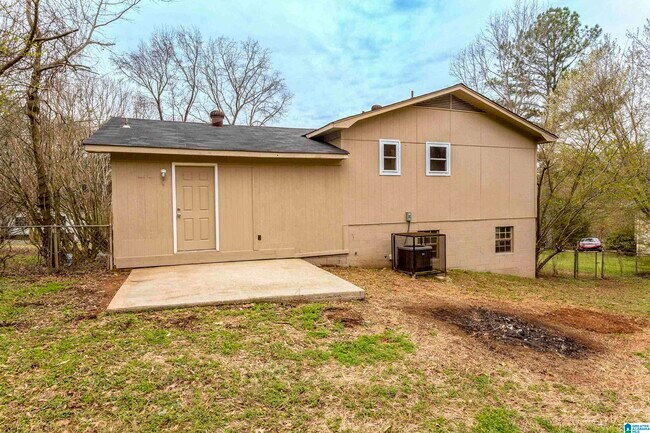 Building Photo - 5849 Janet Dr