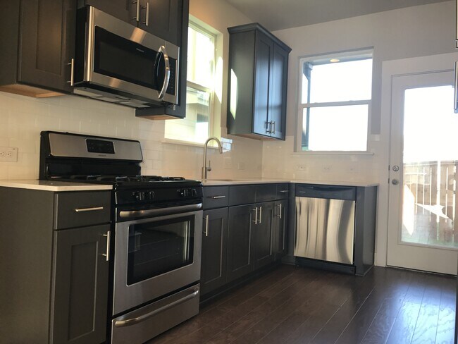 Building Photo - BEAUTIFUL TOWNHOUSE IN CRESTVIEW